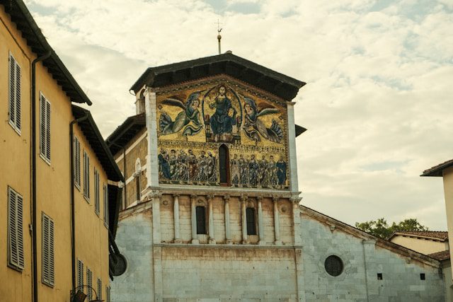 Lucca Italië - Photo by Colin Liniger on Unsplash Basilica di San Frediano - Lucca Italië