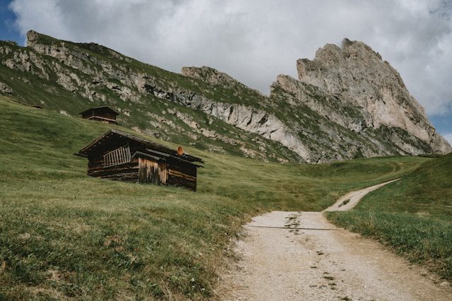 Ortisei Val Gardena Italië - Verborgen paden en bekende wegen: Een autoreis door Italië
