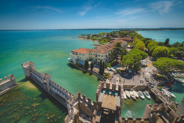 Sirmione Italië - Verborgen paden en bekende wegen: Een autoreis door Italië