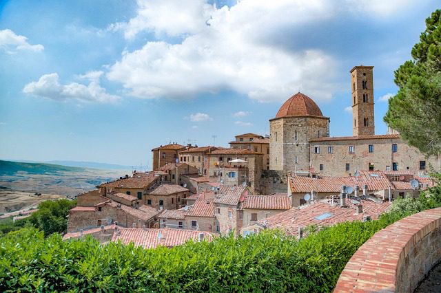 Volterra Italië - Verborgen paden en bekende wegen: Een autoreis door Italië