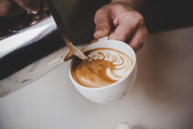 Dit is waarom Italianen geen cappuccino na 11.00 uur drinken - Photo by jcomp on Freepik Dit is waarom Italianen geen cappuccino na 11.00 uur drinken